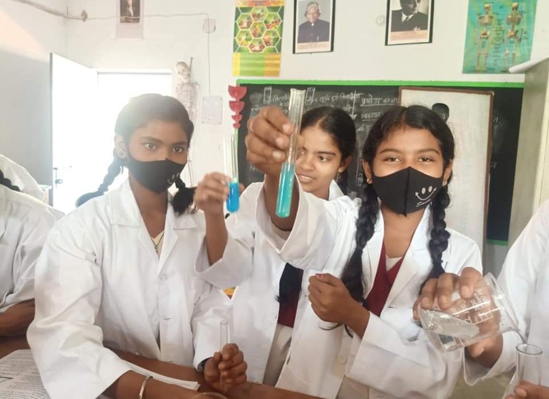 SHIPRAM77944216's tweet photo. A couple of months in laboratory can frequently save a couple of hours in the library.         Thank you Reepa Dutta mam for providing apron to our students by which they will  be able to understand lab etiquettes . ☺️☺️ https://t.co/EntnZzpBBF