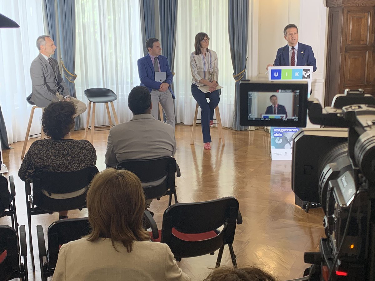 Ezagutza zabaltzea eta prestatzea, bestelako asmorik gabe, plazer hutsagatik ikastea. <a href="/upvehu/">UPV/EHU</a> -ren <a href="/uik_eus/">UIK</a> ikastaroen baitan, hezkuntzak dituen erronkekin loturiko eskaintza diseinatu dugu. Irakasleei tresnak ematea, ikasleak gogoan hartuta.