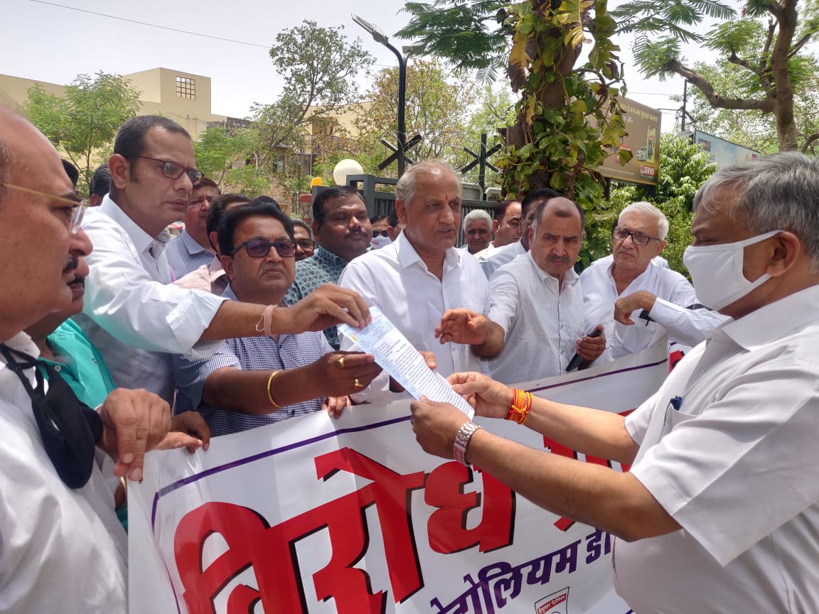 राजस्थान के पेट्रोल पंप संचालकों ने केंद्र सरकार के नाम तेल कंपनी को ज्ञापन दिया। 31 मई को 3 घंटे के लिए बंद रखेंगे पंप। नहीं मिलेगा पेट्रोल और डीजल। <a href="/IOCL_Rajasthan/">IOCL_Rajasthan</a> <a href="/PMOIndia/">PMO India</a> <a href="/HPCL/">Hindustan Petroleum Corporation Limited</a> <a href="/BPCLimited/">Bharat Petroleum</a> <a href="/narendramodi/">Narendra Modi</a> <a href="/KauraniShashank/">Shashank Kaurani</a> #PetrolDieselPrice #petrolPrice #DieselPrice