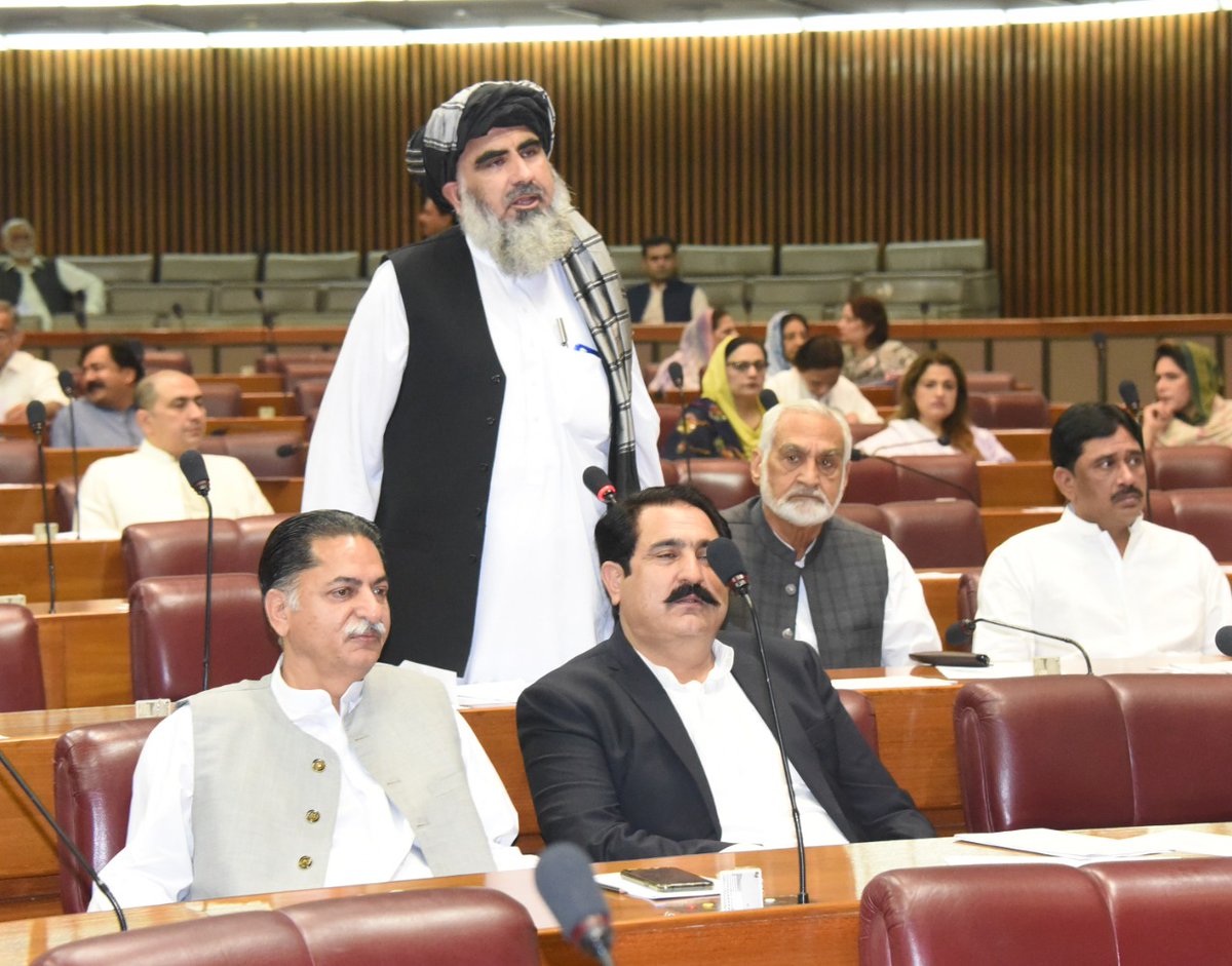Khalidjandawar's tweet photo. پاکستان میں اس سال سرکاری حج 6 لاکھ پچاس ہزار سے کم کاہوگا،سعودی عرب سے معاملات طے کرلئے،گذشتہ حکومت کے اخراجات کے تحت اس سال حج 11 لاکھ کا ہونا تھا، ہوٹلز کو آدھے سے کم قیمت پر بک کیا ہے،ہوٹل خودجاکر بک کئے ہیں،وفاقی وزیر مذہبی امور مفتی عبدالشکور کا قومی اسمبلی اجلاس سے خطاب https://t.co/IStizYNcAQ