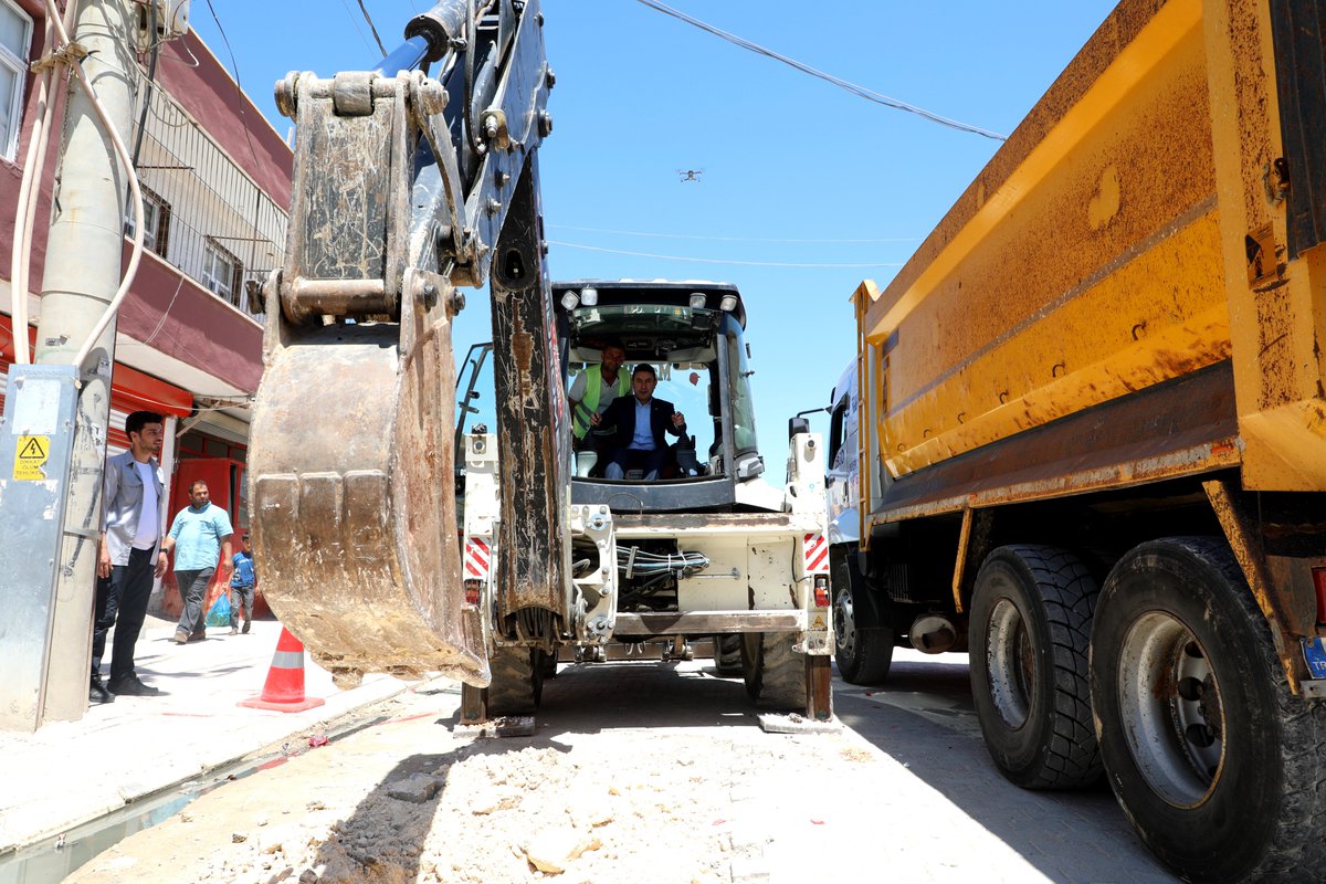 mahmutozyavuz's tweet photo. "Haydi Bismillah"🧿

✅Geçmişten geleceğe birçok Medeniyete ev sahipliği yapmış tarihin ve kültürün merkezi #Harran'ımızda, Bismillah diyerek doğalgaz çalışmasında ilk kazmayı vurduk. İlçemize hayırlı olsun⛏♨️

@AksaSanliurfa @MHP_Bilgi @Akparti  @dbdevletbahceli @RTErdogan https://t.co/q8Eet7DZ27