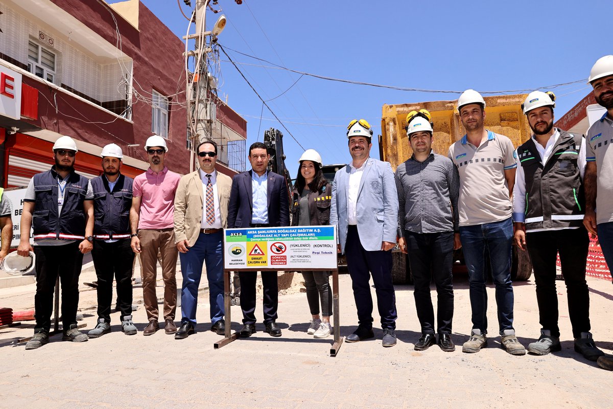mahmutozyavuz's tweet photo. "Haydi Bismillah"🧿

✅Geçmişten geleceğe birçok Medeniyete ev sahipliği yapmış tarihin ve kültürün merkezi #Harran'ımızda, Bismillah diyerek doğalgaz çalışmasında ilk kazmayı vurduk. İlçemize hayırlı olsun⛏♨️

@AksaSanliurfa @MHP_Bilgi @Akparti  @dbdevletbahceli @RTErdogan https://t.co/q8Eet7DZ27