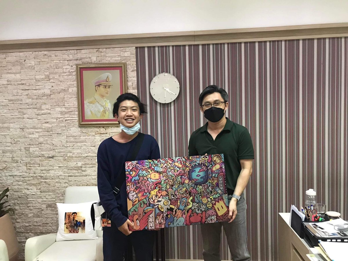 Pat_ArtStudio's tweet photo. 🧳หลังเลิกเรียน เอาภาพ Doodle Come to earth 🌎
🚙มาส่งเฮีย นั้ม เสรีก่อสร้าง  ที่ร้านเสรีก่อสร้าง ครับ 
🙏ขอบคุณเฮียมากๆครับ ที่ช่วยสนับสนุนผลงานของผมครับ 🙏
ในวันที่ 3-12มิถุนายน 2022 ที่ ซีคอ
แล้วพบกันครับ🔥

#neo.#neoclub
#DoodleLand
#PatArtStudio
#ดีไซน์ไม่ซ้ำทำลายเดิมไม่ได้ https://t.co/U9paEYGiCJ