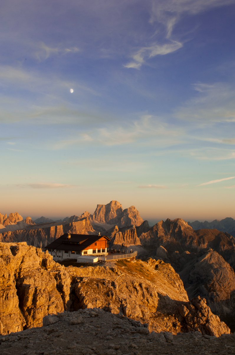 The #highest 🏔
The Lagazuoi Refuge offers breathtaking views from its terrace at 2752 metres above sea level.
The Lagazuoi area was the first line between the Italian and Austrian armies during the First World War and today numerous tunnels and trenches can be visited. 🪖