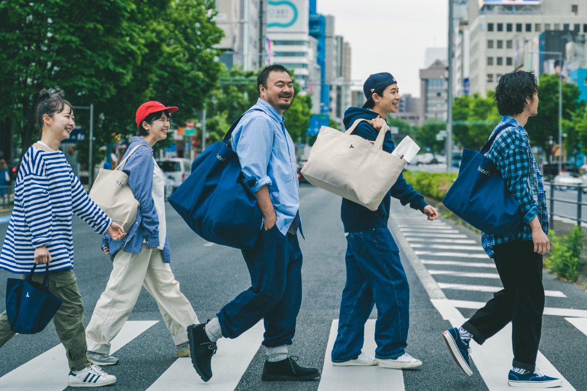 sizuru_store's tweet photo. \シズる商品第6弾/
「シェフと職人がつくったエプロンとトートバッグ」
6月1日(水)18:00ごろより発売いたします👜
今回は新潟県の老舗縫製工場「K2factory」さんと一緒に料理が楽しくなるエプロンとなんでも入れちゃいたくなるトートバッグ作っちゃいました🍳
https://t.co/aIjDmj8qN2 https://t.co/05G8a4DyrP