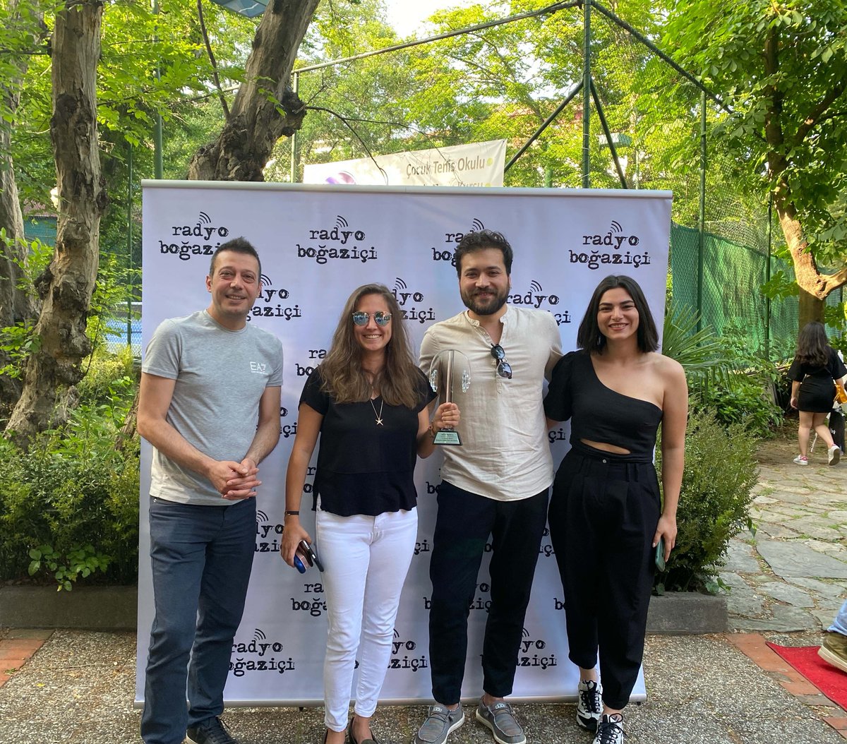 Kazananların halk oylaması ile seçildiği 19. Radyo Boğaziçi Müzik Ödülleri’nde "Bridgestone Studio x Sezen Aksu Şarkıları" projemizle En İyi Proje Albüm ödülünü kazandık!
Emeği geçen tüm ekip arkadaşlarımızı tebrik ederiz.👏♥️
<a href="/radyobogazici/">radyo boğaziçi</a>  <a href="/BridgestoneTR/">Bridgestone Türkiye</a> 
#TickTockBoom