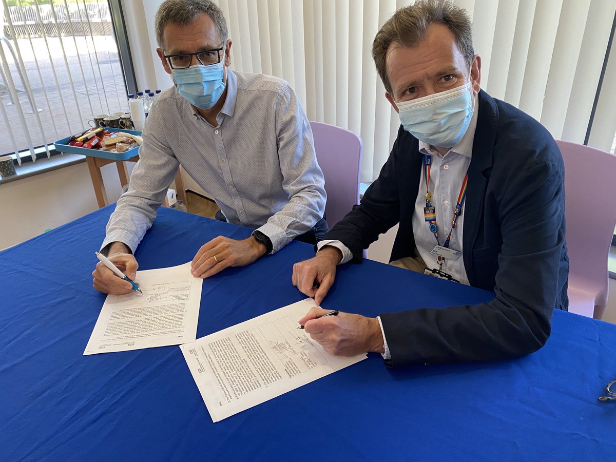 Great to have just signed the MOU with ⁦@BrunoHolthof⁩ to strengthen the collaboration between ⁦@OxfordHealthNHS⁩ & ⁦@OUHospitals⁩