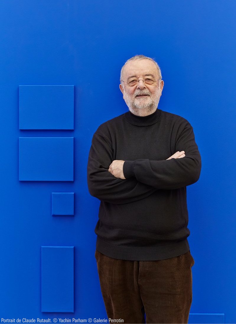 « Ce que je défends c'est une œuvre ouverte, réellement. »
C’est avec tristesse que nous apprenons la disparition de l’artiste Claude Rutault, bien connu de nos visiteurs grâce à son œuvre « toiles à l'unité, 1973 / légendes, 1985 », installée au cœur du musée.