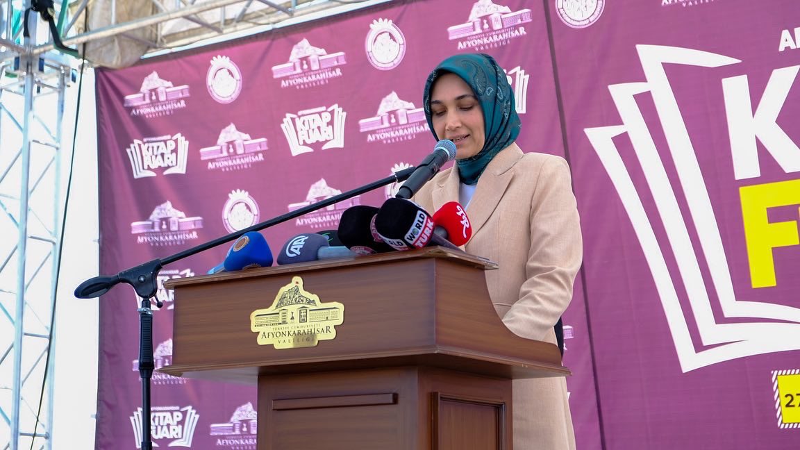 Afyonkitap's tweet photo. 4. Afyonkarahisar Kitap Fuarı Açılış Töreni, Valimiz Sn. Doç. Dr. Kübra Güran Yiğitbaşı, Belediye Başkanımız Sn. Mehmet Zeybek’in ve Afyonkarahisar protokolünün katılımlarıyla gerçekleşti. 

#afyonkitapfuarı #afyonkarahisar @kubrayigitbasi @zeybekbaskan https://t.co/KWgHO118za
