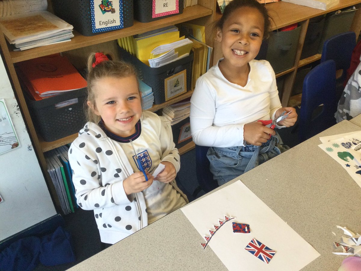St_Wilfrids_4B's tweet photo. Using our research skills to find out all about the Queen and her successful 70 year reign.  #research #PlatinumJubilee #workingtogether #collagemaking https://t.co/ZMIADxPkpZ