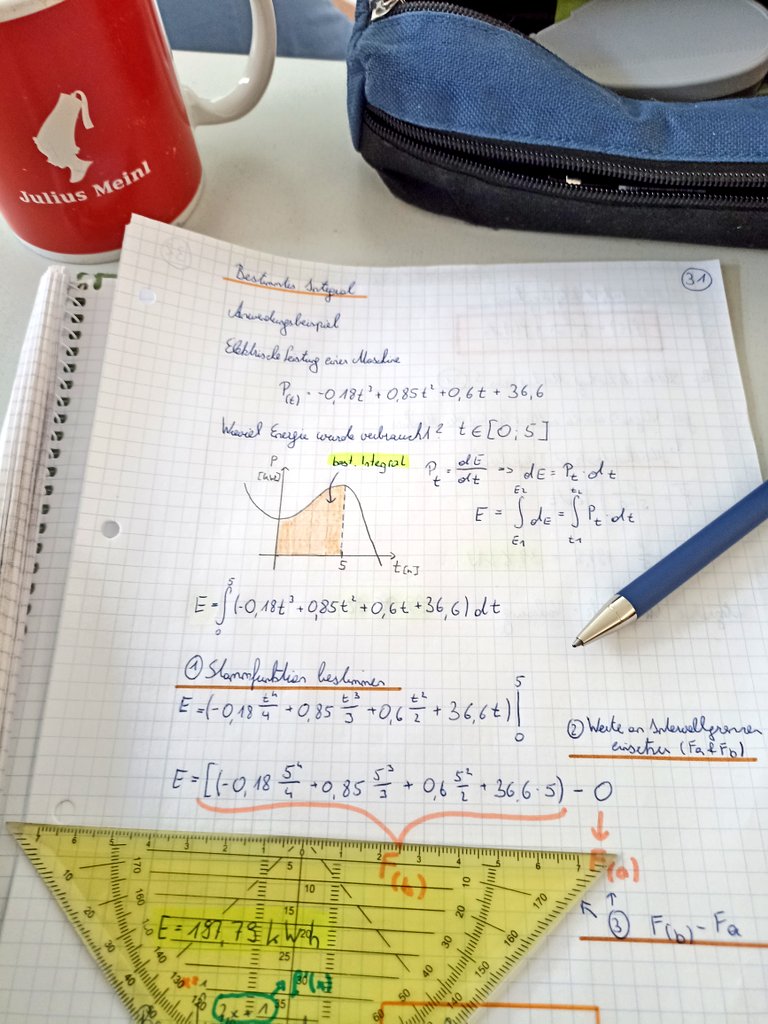 RogerOH9's tweet photo. Tag 2 der Präsenzwoche auf der @FHBurgenland in #Pinkafeld. Mit dabei die integrative Mathematik und der wichtigste Wegbegleiter, der Kaffee von der Cafeteria☕☕
#soonbachelor #bachelor #energieundumwelt #Sustainability #umwelt #study https://t.co/pXph11YXET