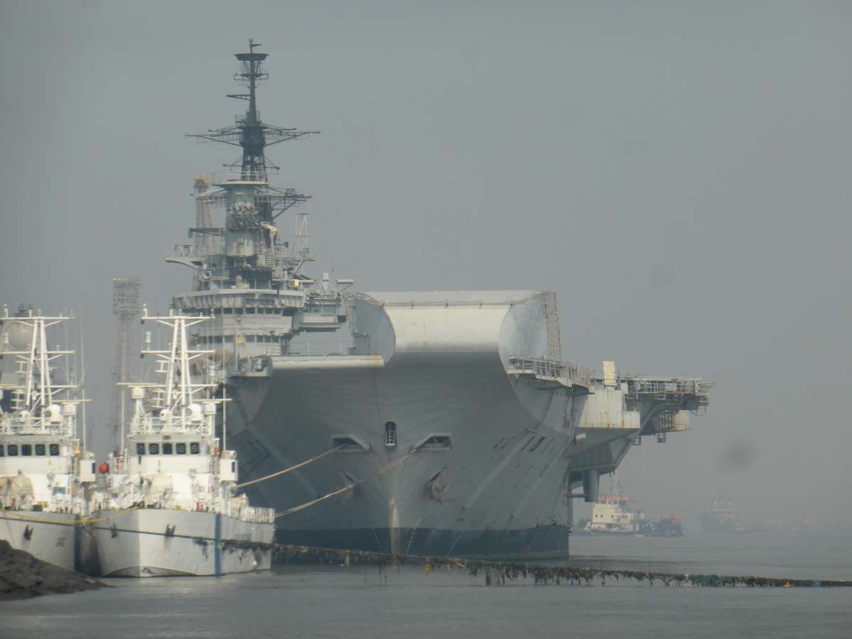 #FalklandsWar - #Mumbai, #India The #ElephantaIsland ferry costs Rs. 200 ($3)/person and takes an hour to cover eight miles. Along the way we pass India’s #aircraftcarrier Viraat. It was #RoyalNavy’s HMS #Hermes and the hero of the 1982 Falklands War. 1/