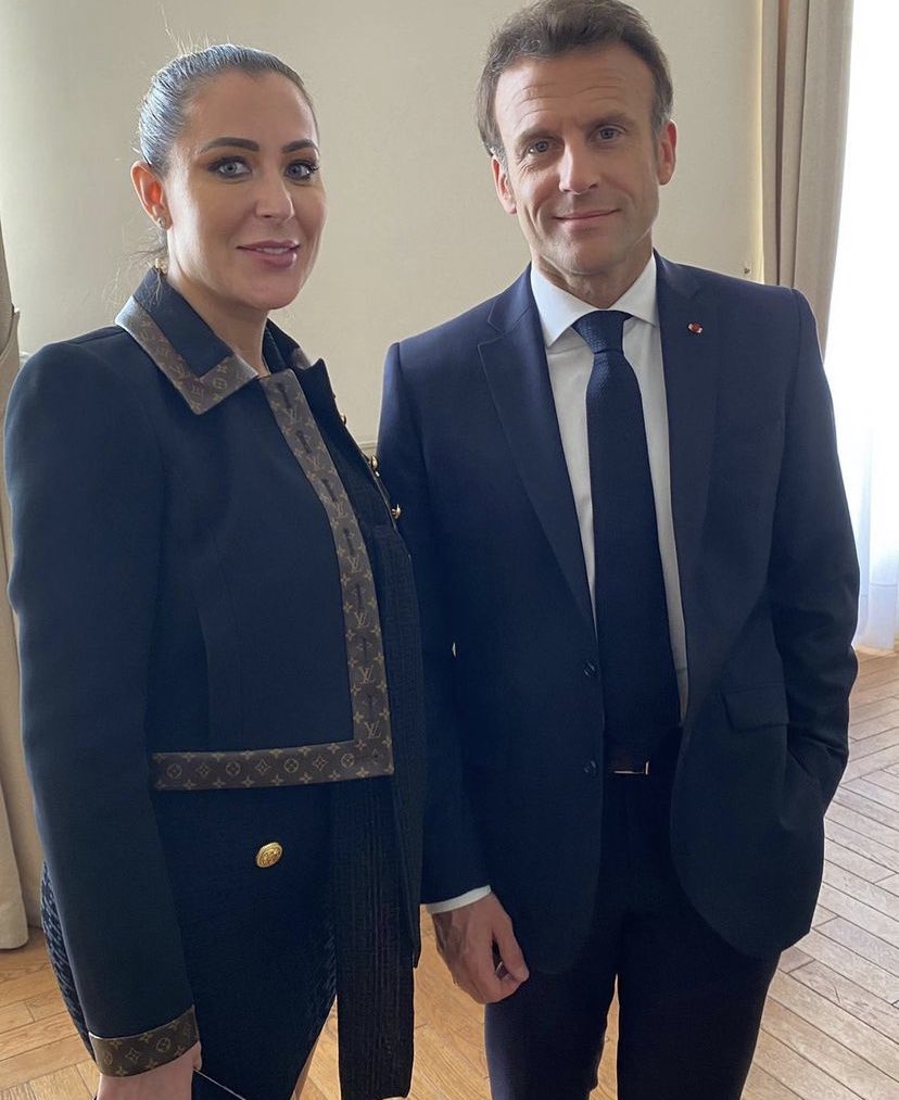 Macron l’a bien compris. La télé-réalité permet aux masses de se distraire et se complaire dans la médiocrité en suivant des starlettes en bois sur les réseaux. Technique de la diversion. C’est là que Magalie Berdah entre en jeu. Faut que TOUT LE MONDE SE RÉVEILLE!

#SoutienBooba