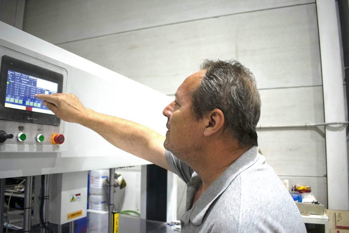 Tesón y constancia son algunos de los valores que demuestra Jerónimo Moreno en su día a día.Departamento de encuadernación y acabados de Blanca Impresores, desarrollando las actividades para las cuales se ha formado, especialmente en Packaging y fin de línea de Encuadernación.