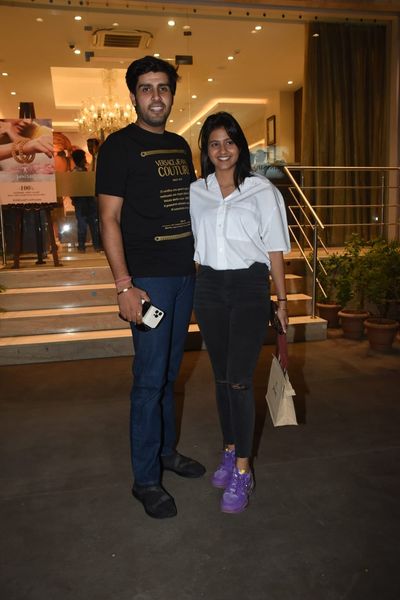 middaygujarati's tweet photo. #AnjaliArora spotted with Akash in the city
#indianactress #actress #celebspotted #celebupdates #casualoutfit #coupleouting #couplegoals #coupletime
https://t.co/E5xknho7u3 https://t.co/VEMU27JE2p