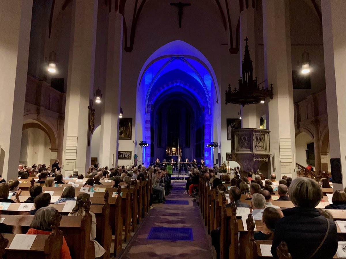 Mit zwei Leipziger Spitzenpositionen startete das Deutsche Chorfest in sein Programm. Der Thomanerchor Leipzig unter Leitung von Thomaskantor Andreas Reize und amarcord boten mitteldeutsche Chormusik von Schein über Schütz bis Bach. Großartig! #chorfestleipzig @ChorSingen