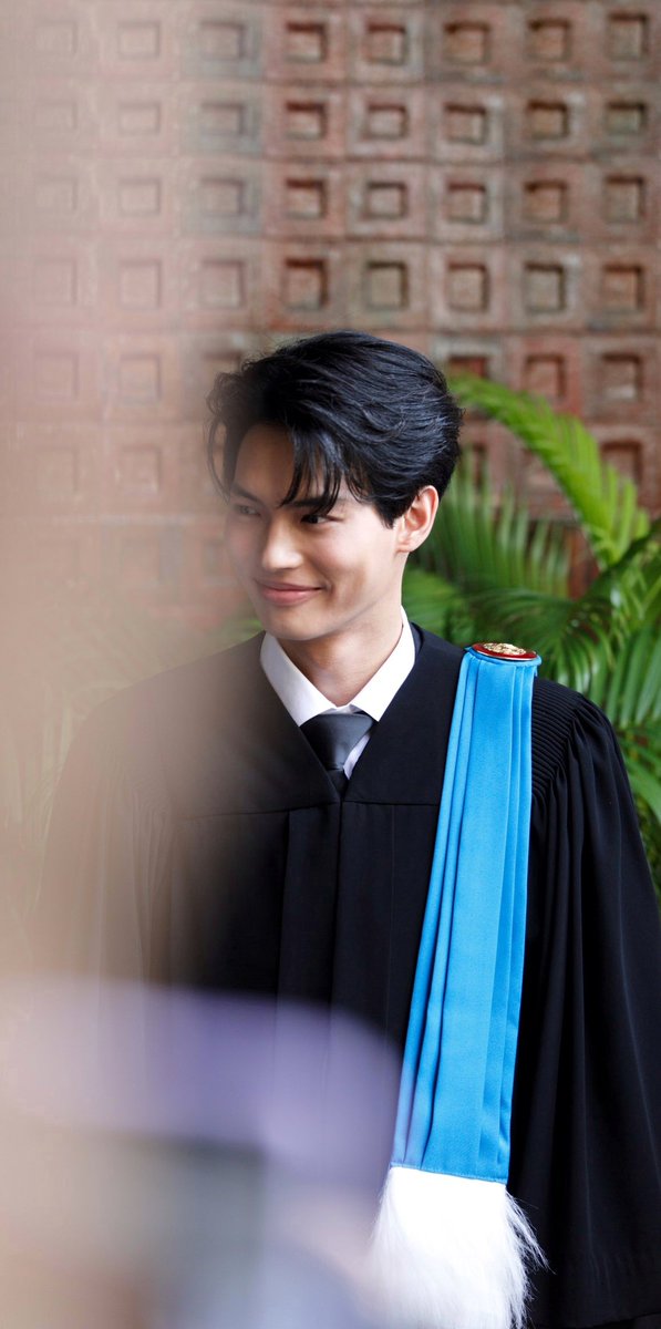 mtwnwallpaper's tweet photo. congrats win! may your path ahead be filled with successful endeavors, always. 
🤍

#WinGraduationDay
#winmetawin @winmetawin https://t.co/OyDo80hoA7