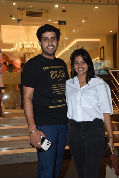 middaygujarati's tweet photo. #AnjaliArora spotted with Akash in the city
#indianactress #actress #celebspotted #celebupdates #casualoutfit #coupleouting #couplegoals #coupletime
https://t.co/E5xknh6wCv https://t.co/EsIkEGAYjA