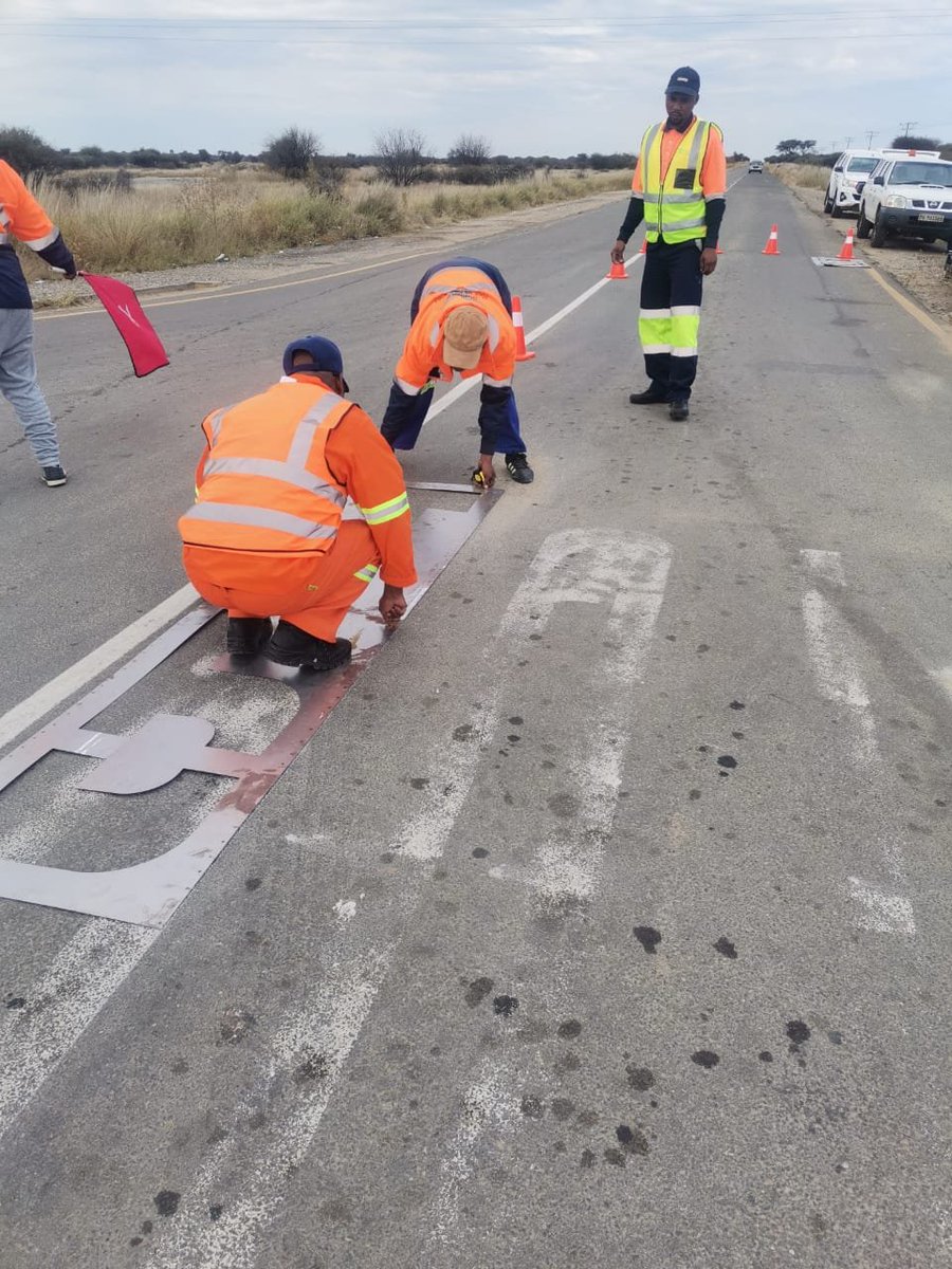 NC_drpw's tweet photo. During this week a team of roadworkers painted the roadmarkings at the fourway intersection of Delportshoop and Borrelskop as part of our ongoing road maintenance. Roadmarkings enhances road safety and assists with the flow of traffic
#TrendsettersInInfrastructureDevelopment https://t.co/uw7f3dcvyR