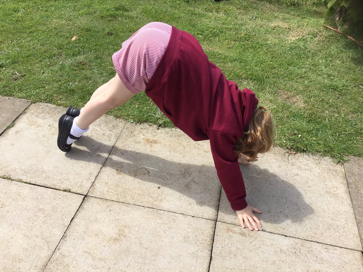 CharterYr3's tweet photo. #CharterScience Exploring shadows π https://t.co/ozS4EMiWAA