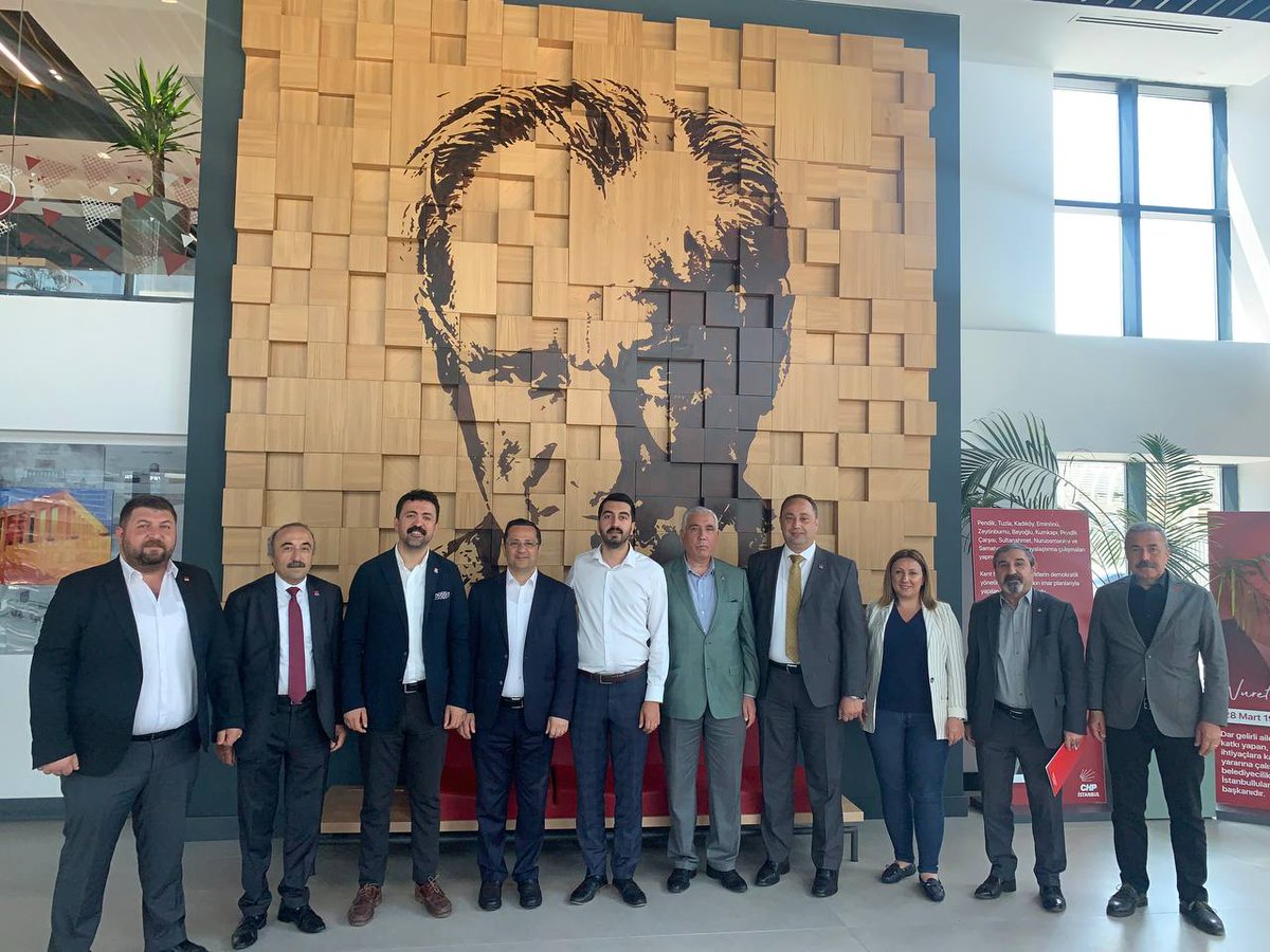 İl Binamızda İlçe Başkanlarımızla bir araya geldik.
Hak hukuk ve adaleti tesis edinceye kadar yılmadan yorulmadan çalışmaya devam edeceğiz.
İstanbul'dan Türkiye'ye Nefes aldıracağiz. Halkın iktidarını hep birlikte kuracağız.
#GeliyorGelmekteOlan