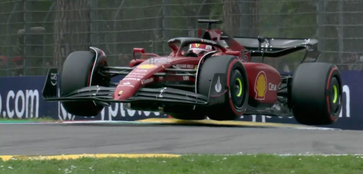 Pilotumuz Charles Leclerc uçuş dersleri almaya başlamış!
Leclerc uçak yolcuklarında rahat edemiyormuş ve herhangi bir şey ters giderse diye derslere başlamış.