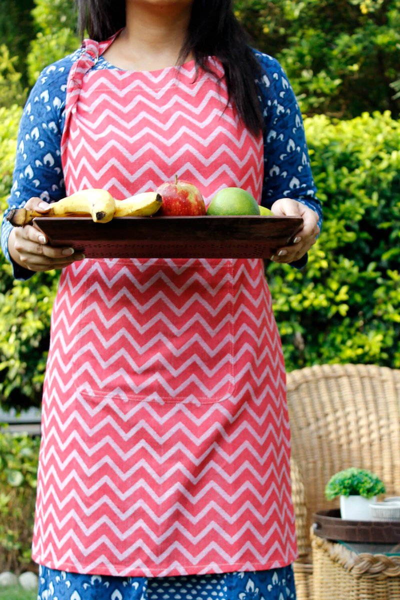 Ayushii_Mishra's tweet image. We all know it's the spices that make Indian food so delicious and unique. When cooking or serving, wearing aprons can protect your inner clothing from spices and grease. 

𝐓𝐨 𝐊𝐧𝐨𝐰 𝐌𝐨𝐫𝐞 - deviantart.com/ayushimishraa/…

 #KitchenAprons 
 #KitchenTowels