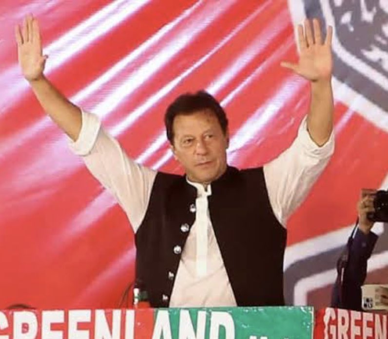 ImranRiazKhan's tweet image. دنیا ہمارے ایٹم بم سے نہیں بلکہ اس شخص سے  ڈرتی ہے۔ وقت یہ ثابت کر رہا ہے۔