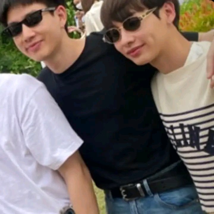 joongydunks's tweet photo. yeah i get it, nag punta kayo sa graduation ng anak niyo, but the point is need bang bakuran?🤨 #offgunph #ออฟกัน https://t.co/5l4IThm7qP