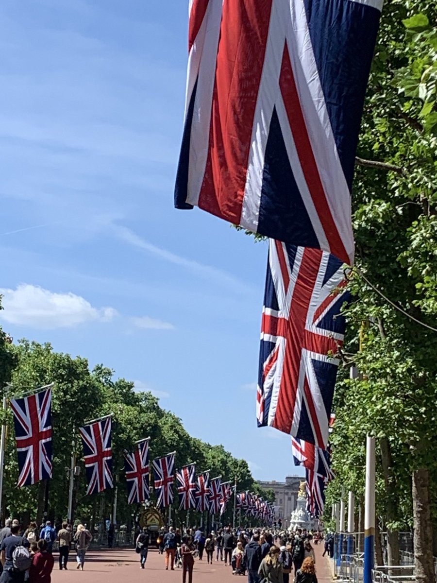 The Mall is looking rather jolly this morning