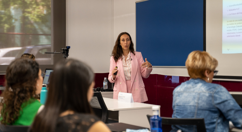 EUDEbusiness's tweet photo. #EUDEtalks | Esta semana en @EUDEbusiness hemos celebrado otra jornada de nuestro ciclo de conferencias junto a @Randstad_es. La profesional Samantha Servizio, directora de zona en Randstad, nos habló sobre la digitalización del mercado laboral y su impacto en las organizaciones. https://t.co/limSw72xyu