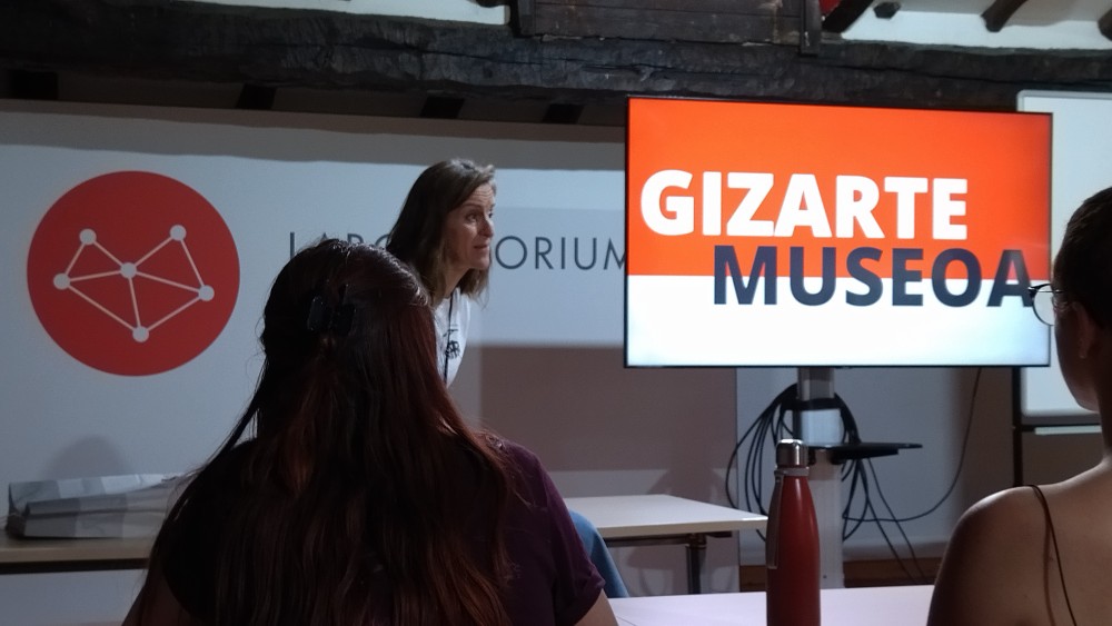 El curso se va acabando en <a href="/IlustraCienti/">Máster Propio de Ilustración Científica UPV/EHU</a> estos días estamos en el <a href="/BergaraMuseoa/">Laboratorium Museoa</a> de <a href="/BergarakoUdala/">Bergarako Udala</a>. 

Un lujo ver tantos años de #historia de la #ciencia,  conocer nuestro #PatrimonioCientíco y el fantástico proyecto de museo de la mano de #RosaErrazkin.👏