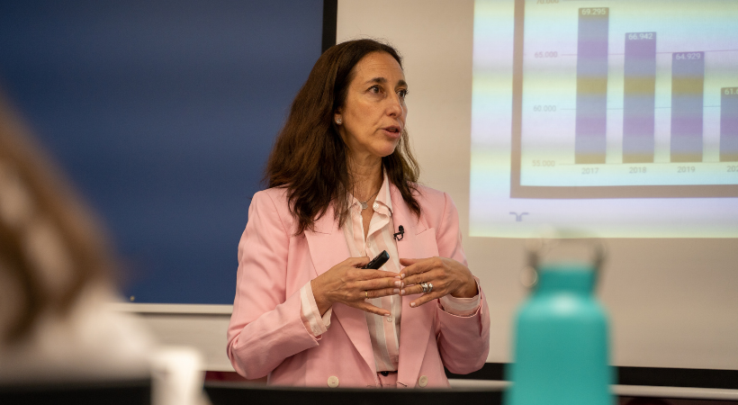 EUDEbusiness's tweet photo. #EUDEtalks | Esta semana en @EUDEbusiness hemos celebrado otra jornada de nuestro ciclo de conferencias junto a @Randstad_es. La profesional Samantha Servizio, directora de zona en Randstad, nos habló sobre la digitalización del mercado laboral y su impacto en las organizaciones. https://t.co/limSw72xyu