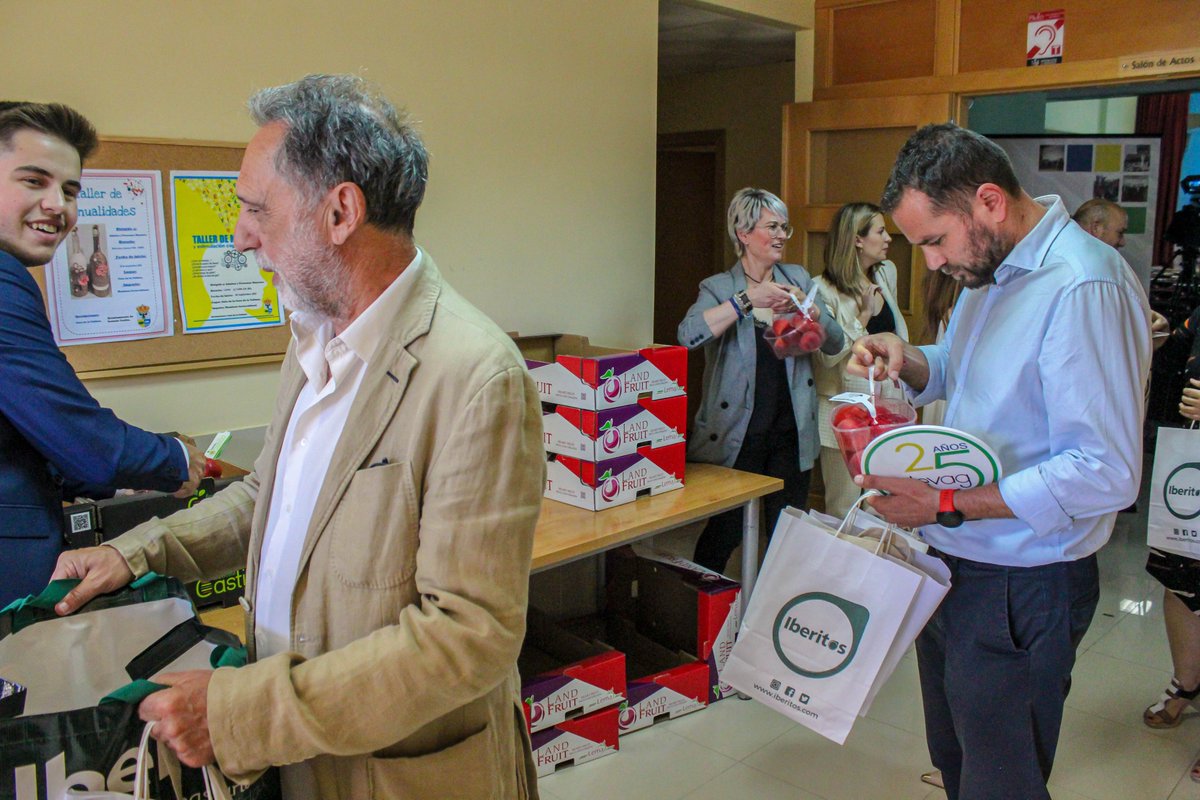 ADEVAG25Aniv's tweet photo. 𝗚𝗥𝗔𝗖𝗜𝗔𝗦 a todos los asistentes que han acudido al acto. Como agradecimiento se les obsequiará con una serie de productos de las empresas colaboradoras @Iberitos @land_fruit y #FruticolaCastillo 

#25aniversario #Emprendimiento #Comarca #Empleo #Ilusión #Adevag https://t.co/rFF9l7Idjn