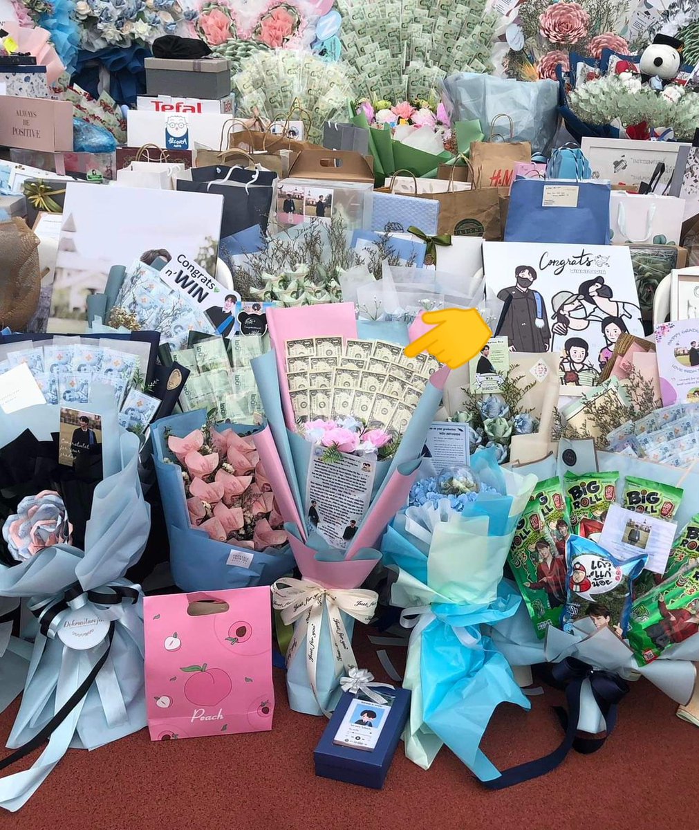 dotfbrightwinmm's tweet photo. Congratulations for Graduation My Beloved Win Yay 🎓🐰🇲🇲💙🥳
I hope you love this beautiful Dollar Money Bouquet 💐💚💙 BrightWins and Snowball from Myanmar will always be by your side and support you @winmetawin 🙆🐰🤍🥰
#WinGraduationDay
#winmetawin
#WINCongratsGradParty https://t.co/vWulSKnMNC