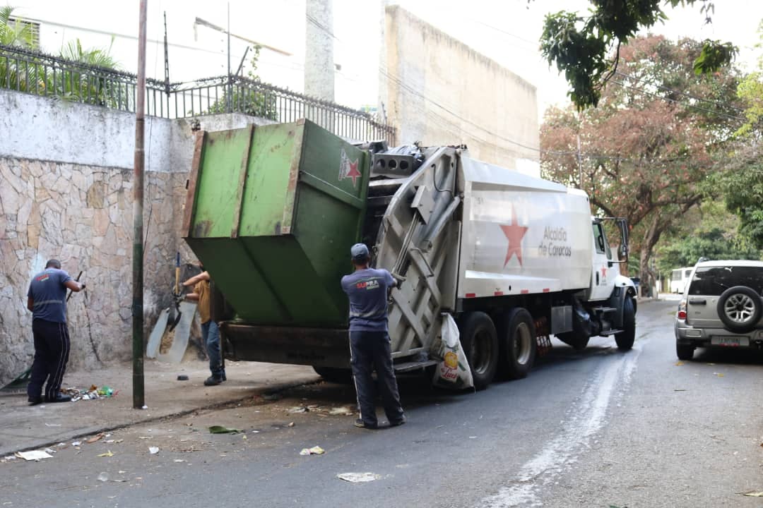 🦺 La fuerza laboral de <a href="/Supra_Ccs/">Supra Caracas</a> realiza un gran esfuerzo para mantener una ciudad biosaludable ♻️

🫂 ¡Contamos Contigo para lograrlo! 👊🏻

💚 ¡Trabajemos 🦺 juntos 👪 para cuidarla y disfrutarla! 🚮

#SupraCuidaCaracas

🌁 Chapellin