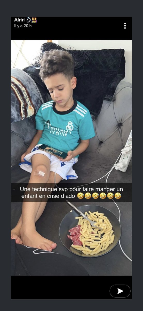 onestfatigueee's tweet image. Avc tout l’argent qu’ils arnaquent aux petit sur #TikTok ils sont pas fichus d’acheter de la sauce ou un repas convenable à leur gosse 🫤 Je peut plus se couple à 2balles #alrima #stafftechnique #soukainatwosister #poupettekenza #nabilla #sarahfraisou