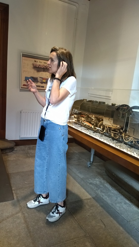 Máster Propio de Ilustración Científica UPV/EHU (@ilustracienti) on Twitter photo En esta foto podéis ver a #RosaErraskin directora del museo y detrás, la maqueta de la locomotora #mikado141R y la infografía relazada por <a href="/goikoilustra/">Nerea Goikoetxea</a> con la supervisión de <a href="/fg_baptista/">Fernando Baptista</a> en el curso 20/21 (de momento en un soporte provisional) 😎🚂 En esta foto podéis ver a #RosaErraskin directora del museo y detrás, la maqueta de la locomotora #mikado141R y la infografía relazada por <a href="/goikoilustra/">Nerea Goikoetxea</a> con la supervisión de <a href="/fg_baptista/">Fernando Baptista</a> en el curso 20/21 (de momento en un soporte provisional) 😎🚂