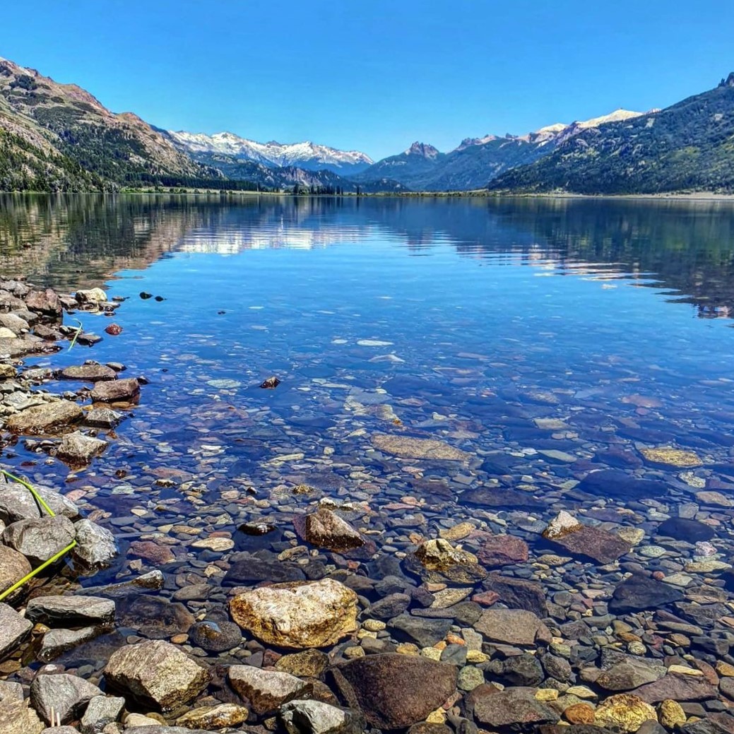 soymariche's tweet photo. Espejos y cerros, combinación perfecta. #LagoFiloHuaHum Parque Nacional Lanín, regalos neuquinos para que ✍🏼Acampe y playitas que se disfrutan todo el año #miguelrobles 👏🏼 #BuenViernes twitter! Respiremos Patagonia🌄🍂😑 https://t.co/YZDAruQxXB