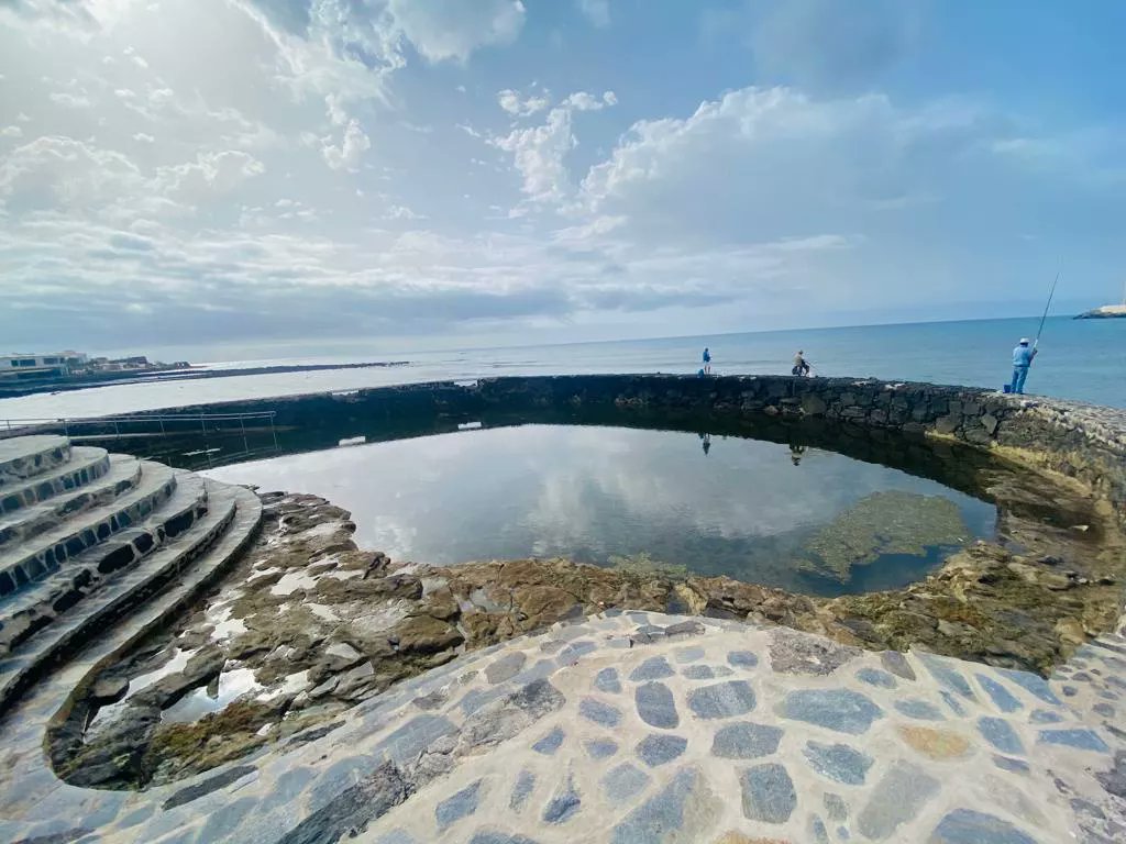 VisitPuerto's tweet photo. Fantástica nuestra Piscina natural en Puerto Del Rosario. Esta piscina natural forma un recurso único con mucho encanto. Te invitamos a visitarla.
#puertodelrosarioturismo#
#puertodelrosario#
#piscinanatural# https://t.co/rmEyHnjuXF