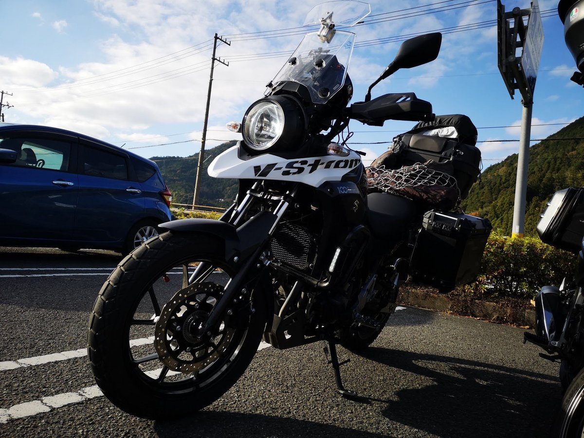 SUZ_GT's tweet photo. #個性あるvスト紹介
@MOSHA_DL250
白いクチバシと縦フォグ！
@nameless_rider1
下道が最高に走り易い。気持ちよく走れる。遠出も楽しい。
@tamashii_yusa
斜めに施工したストライプニ本線です。
@sirokagi
舗装路であればカーブでも一定��度で疲れずに走り続けられる抜群の安定性！
#vストローム250 https://t.co/pq0v7N4N2V
