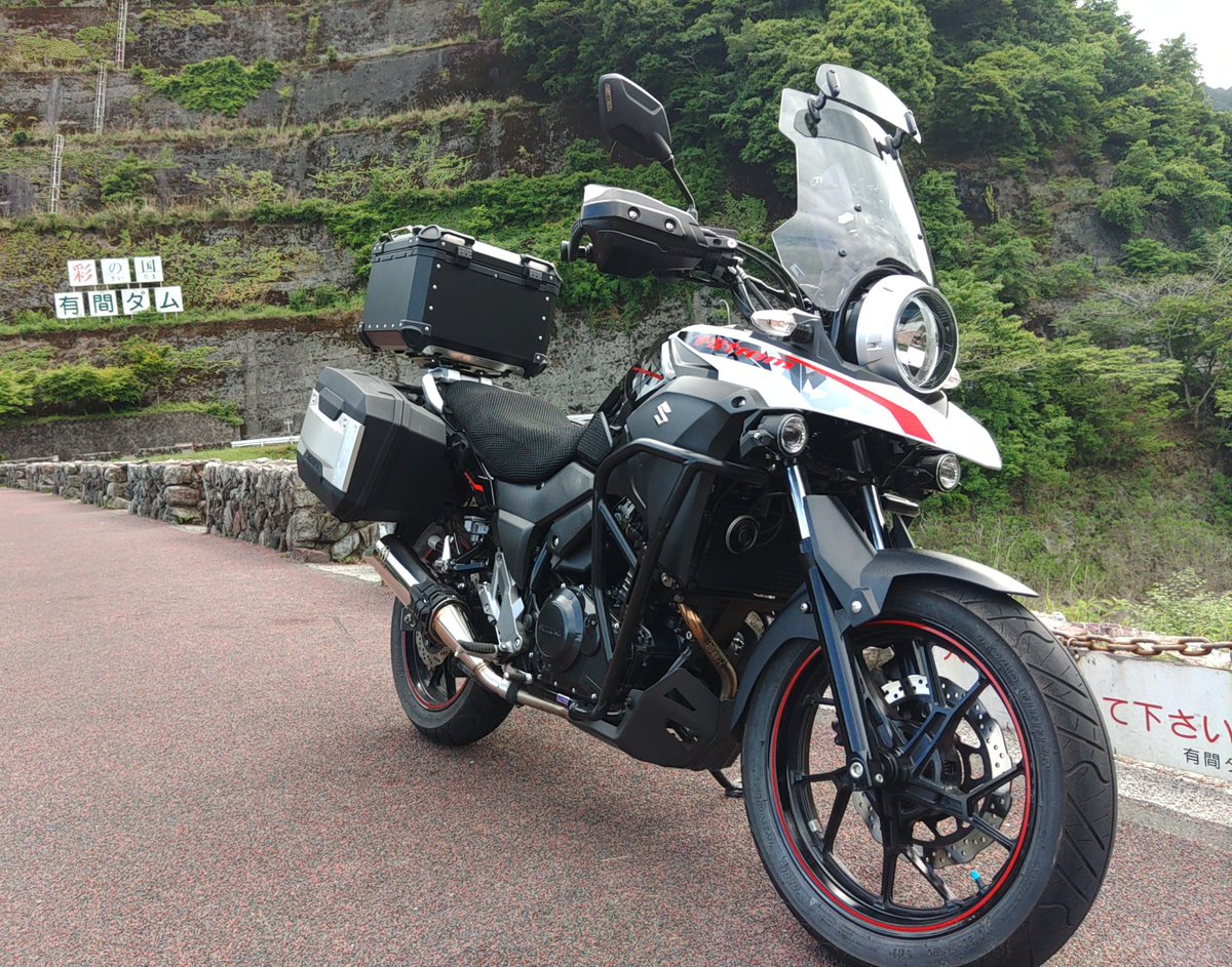 SUZ_GT's tweet photo. #個性あるvスト紹介
@MOSHA_DL250
白いクチバシと縦フォグ！
@nameless_rider1
下道が最高に走り易い。気持ちよく走れる。遠出も楽しい。
@tamashii_yusa
斜めに施工したストライプニ本線です。
@sirokagi
舗装路であればカーブでも一定��度で疲れずに走り続けられる抜群の安定性！
#vストローム250 https://t.co/pq0v7N4N2V