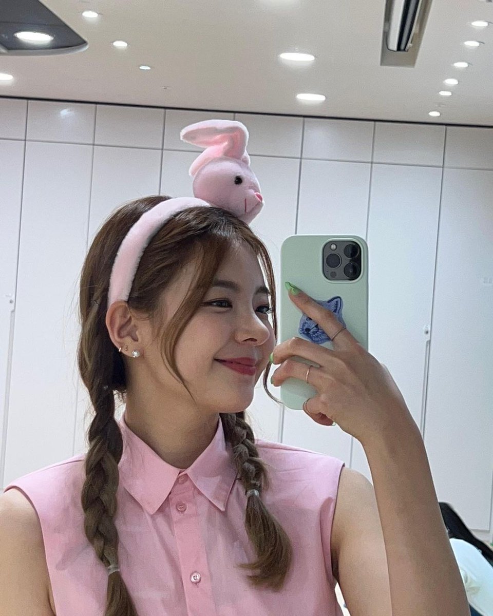 minjupakr's tweet photo. “...𝘖’ 𝘮𝘺 𝘴𝘸𝘦𝘦𝘵 𝘑𝘶𝘭𝘪𝘢” feeling like a dainty damsel along with my pigtails braid hair and pink-hued garment also this cute bunno stuffs on my head. Don’t forget this masterpiece that I made with rhurhu, isn’t it the cutest one? 🤍 https://t.co/7KHwgsrMWD