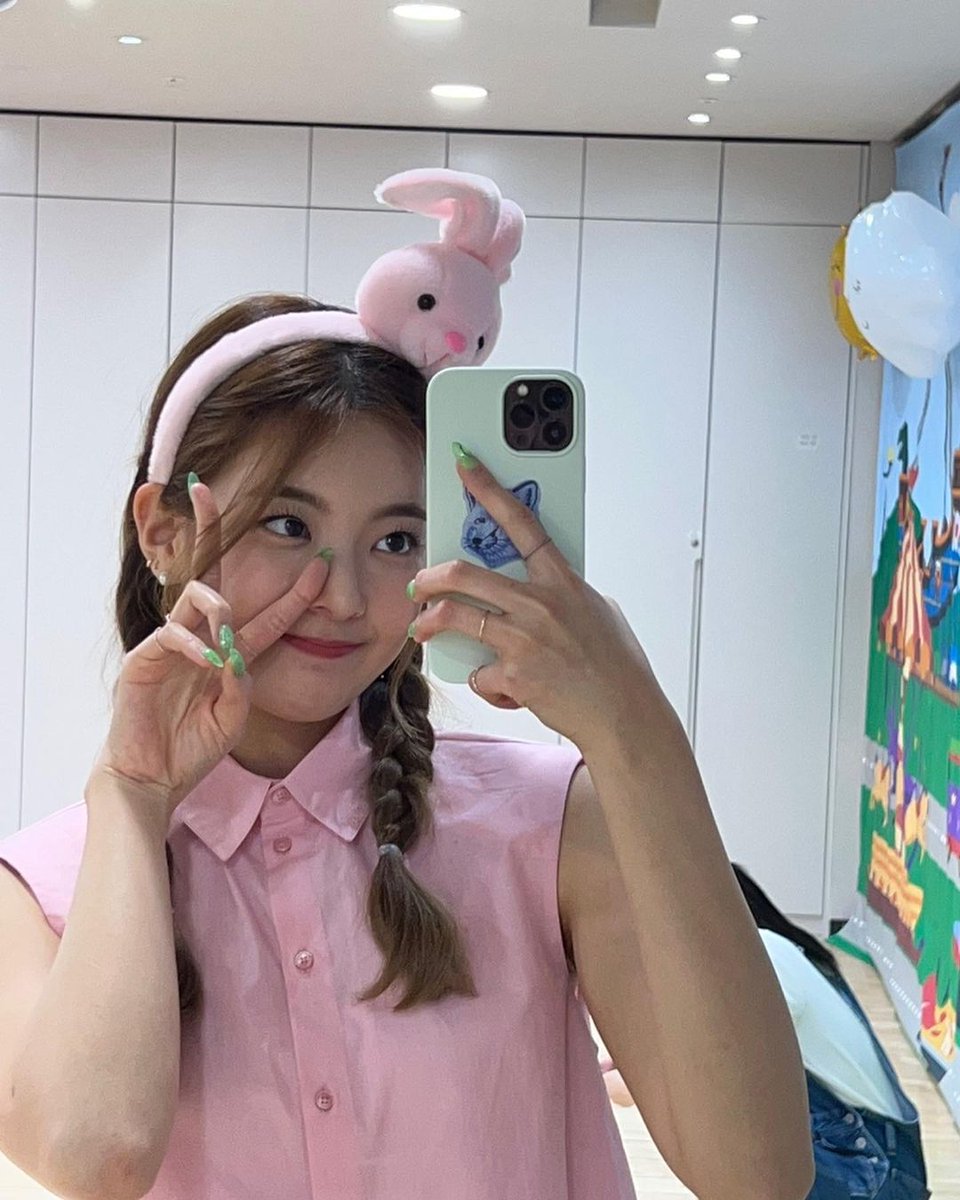 minjupakr's tweet photo. “...𝘖’ 𝘮𝘺 𝘴𝘸𝘦𝘦𝘵 𝘑𝘶𝘭𝘪𝘢” feeling like a dainty damsel along with my pigtails braid hair and pink-hued garment also this cute bunno stuffs on my head. Don’t forget this masterpiece that I made with rhurhu, isn’t it the cutest one? 🤍 https://t.co/7KHwgsrMWD