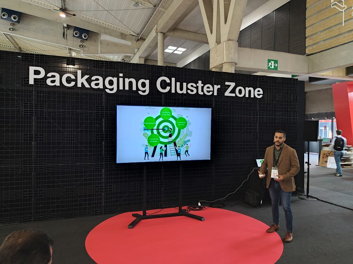 ineditinnova's tweet photo. 👉 Esta mañana, en el #PackagingClusterZone, Xavier Lavin ha presentado la #EcothermBox de @SaicaGroup_es. Desde inèdit, con @residuscat, hemos colaborado en el proyecto realizando un análisis de usuario y dinamizando sesiones creativas para generar nuevas ideas de #ecodiseño💡👏🏻 https://t.co/HQXufCzFy3