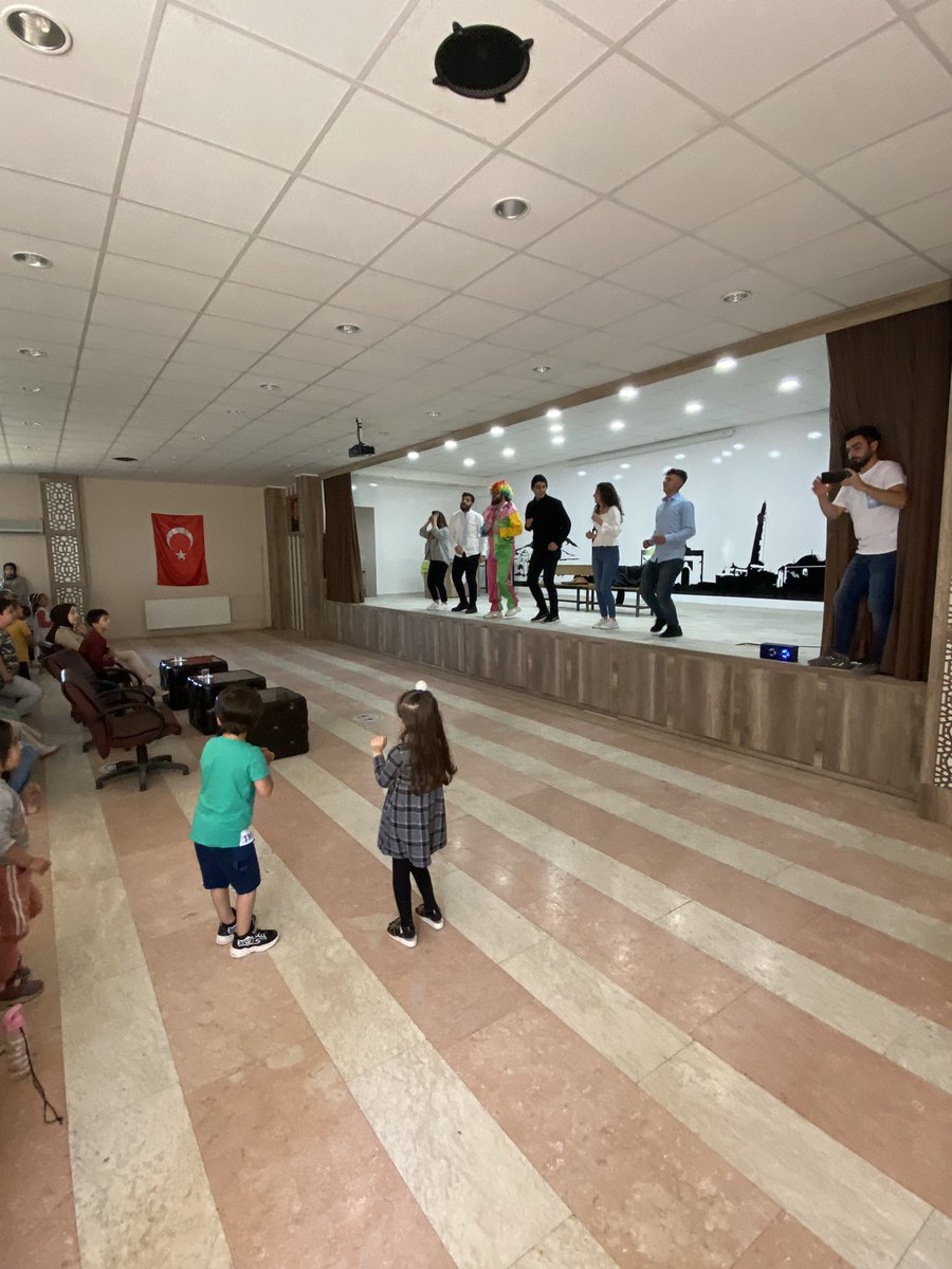 Okulumuz öğrencileri, tiyatro gösterisinin ardında palyaço ile güzel birgün geçirdiler. Emeği geçen herkese teşekkür ederiz. <a href="/MemTillo/">Tillo_MEM 🇹🇷</a> <a href="/bahattinelik6/">bahattin çelik</a> <a href="/MemSiirt/">Siirt_Mem</a> <a href="/dnzdp1979/">Deniz Edip</a> <a href="/tillokaymakam/">Tillo Kaymakamlığı</a>