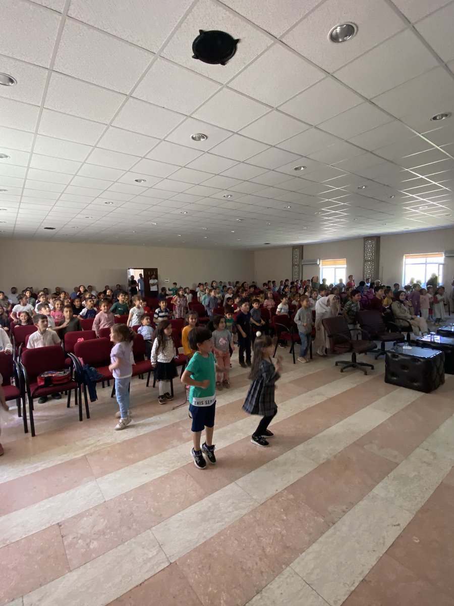 Tillo_ilkokul's tweet photo. Okulumuz öğrencileri, tiyatro gösterisinin ardında palyaço ile güzel birgün geçirdiler. Emeği geçen herkese teşekkür ederiz. @MemTillo @bahattinelik6 @MemSiirt @dnzdp1979 @tillokaymakam https://t.co/YOUhbII9NV