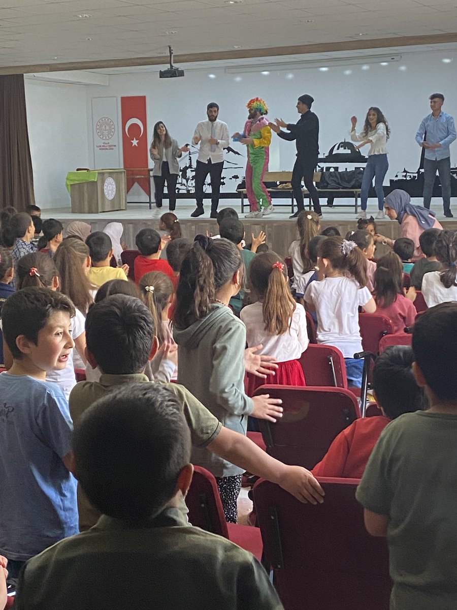 Tillo_ilkokul's tweet photo. Okulumuz öğrencileri, tiyatro gösterisinin ardında palyaço ile güzel birgün geçirdiler. Emeği geçen herkese teşekkür ederiz. @MemTillo @bahattinelik6 @MemSiirt @dnzdp1979 @tillokaymakam https://t.co/YOUhbII9NV