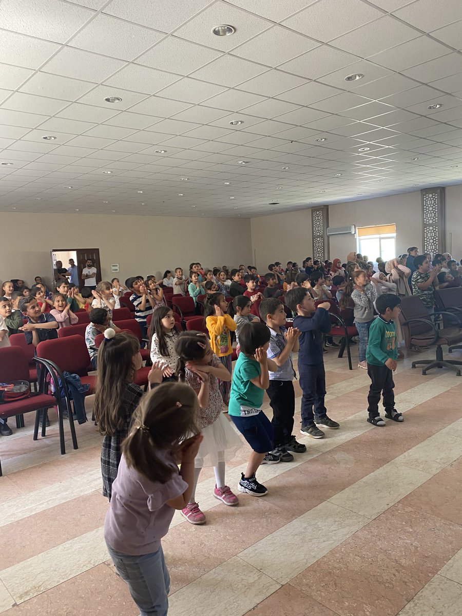 Tillo_ilkokul's tweet photo. Okulumuz öğrencileri, tiyatro gösterisinin ardında palyaço ile güzel birgün geçirdiler. Emeği geçen herkese teşekkür ederiz. @MemTillo @bahattinelik6 @MemSiirt @dnzdp1979 @tillokaymakam https://t.co/YOUhbII9NV