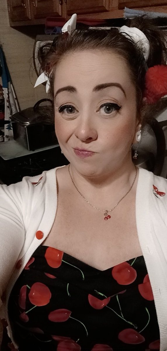 Mo_Mouse82's tweet photo. Stupid hormones have me in a mood. #GreenEyes #makeup #cute #kitchen #shecooks #shecleans #gamers #loveme #TwitchAffilate #needhug #shekeepshouse #wanthug #buhh https://t.co/nhlyHEST9B